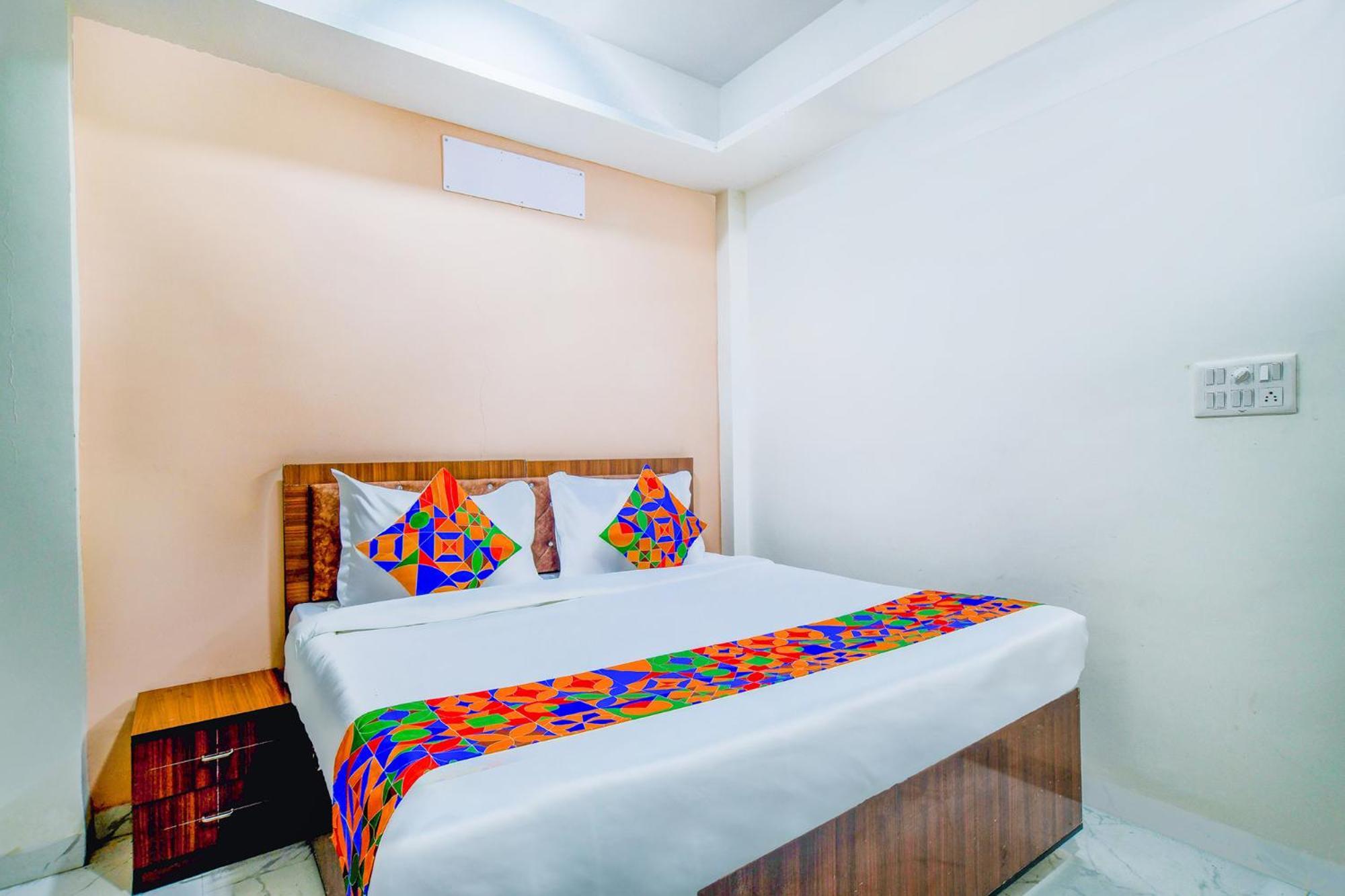 Fabexpress Regal Hotel