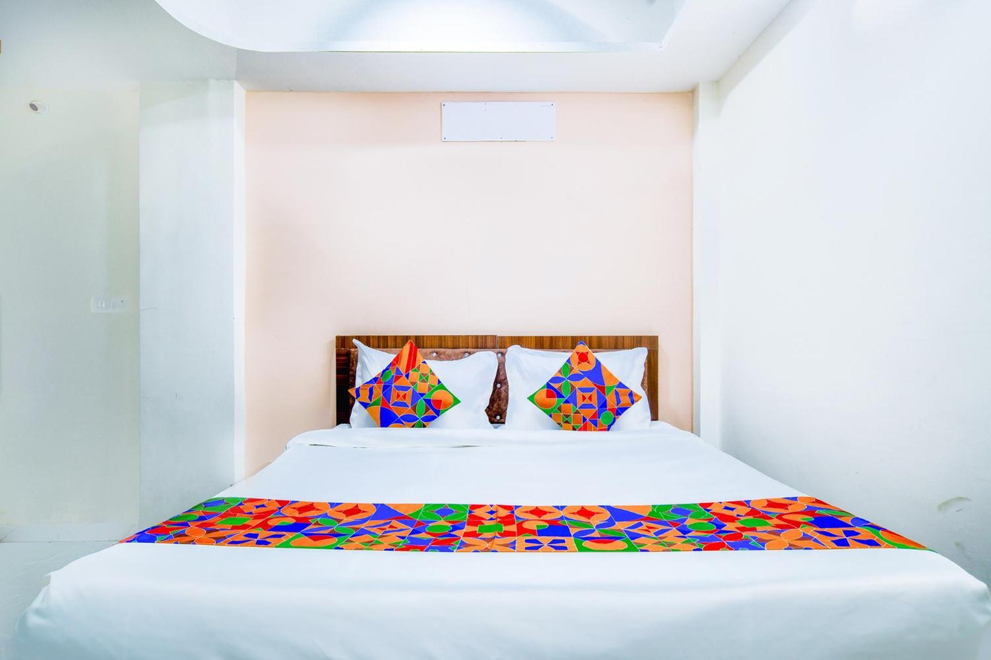 Fabexpress Regal Hotel